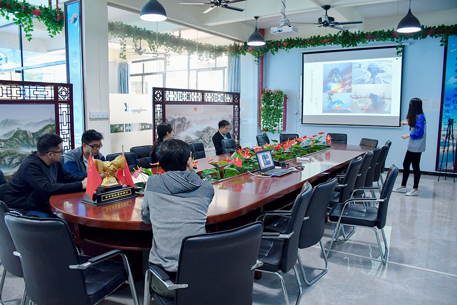 恒大地產(chǎn)領(lǐng)導(dǎo)考察送飛實業(yè)集團的留影紀念圖