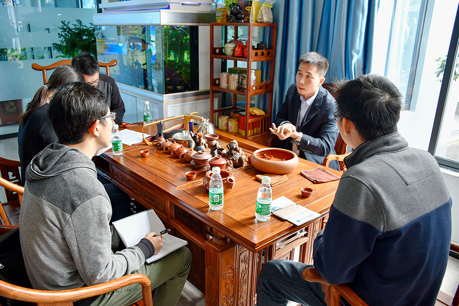 恒大地產(chǎn)領(lǐng)導(dǎo)考察送飛實業(yè)集團的留影紀念圖