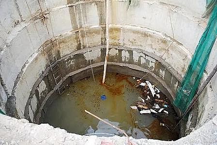 高質量聚合氯化鐵生產廠家工人下污水池工作窒息身亡!其工友救援也喪生